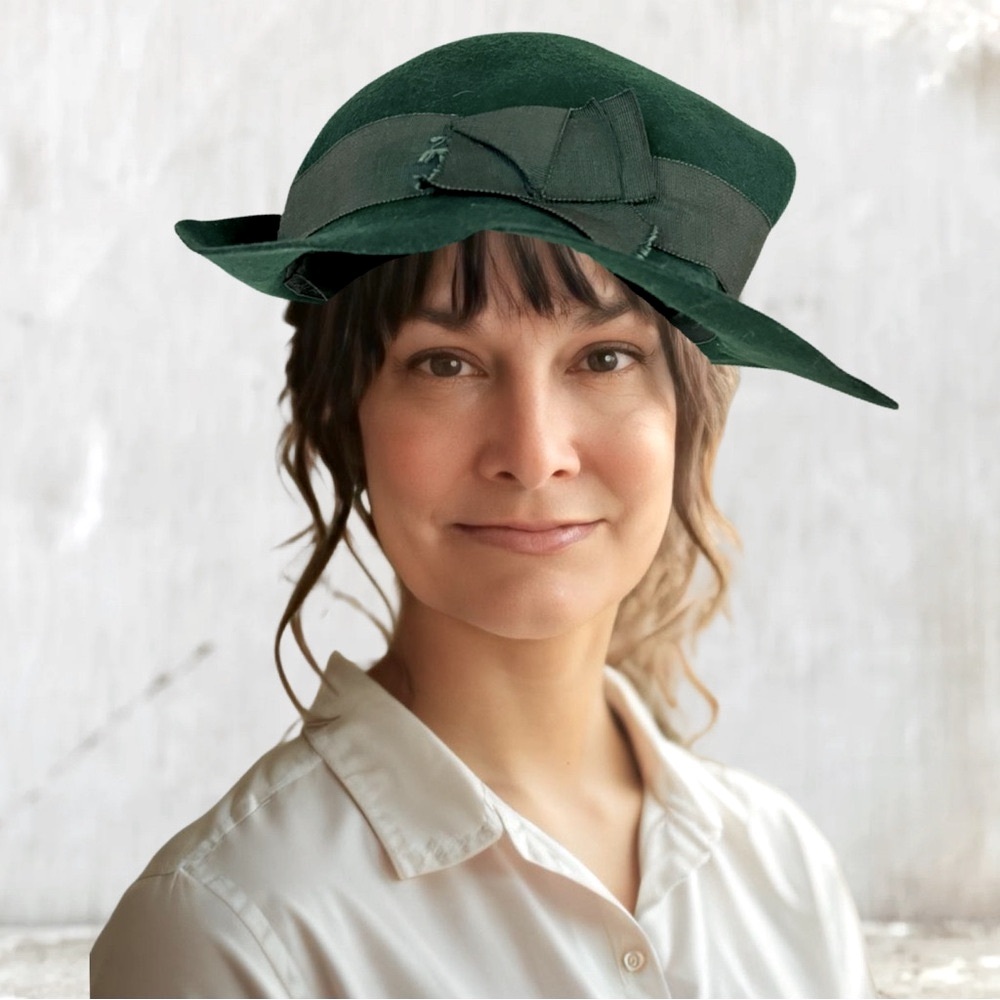 1930s Vintage Wool Dark Green Ladies Hat with Feathers